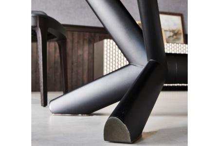 Planer Round Dining Table