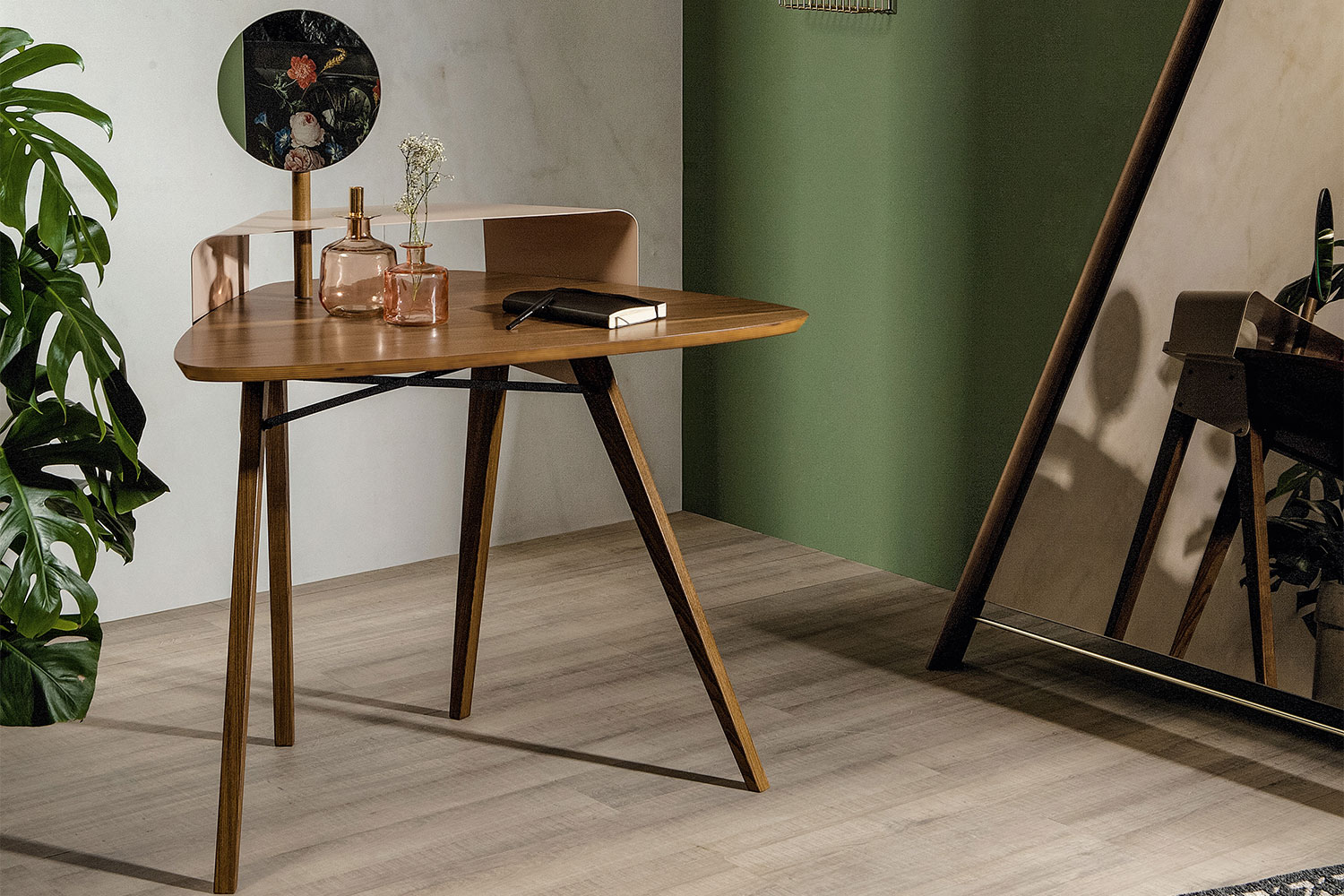 Nipper Vanity Table